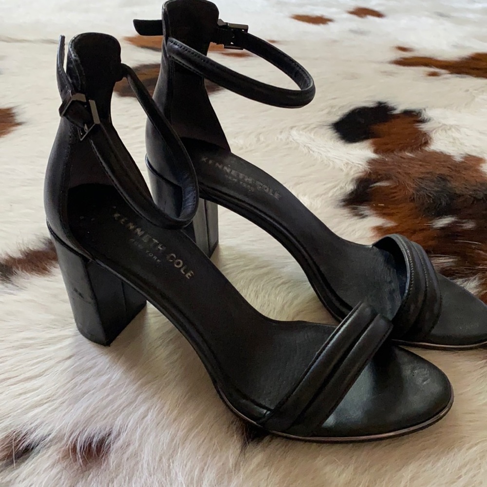 Perfect black heel.